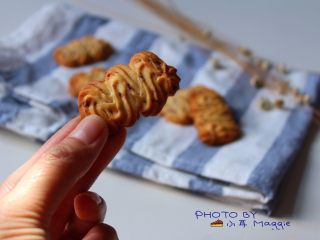 13、花样黄油曲奇,加入蔓越莓碎就可以得到另一种口味的曲奇