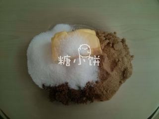 1、香蕉燕麦巧克力软饼,黄油和盐糖称好分量放在一个碗中。我用的红糖是这边的soft brown sugar，黄糖是soft light brown，质地有点绵白糖那种湿湿的感觉~