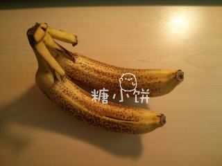 2、香蕉燕麦巧克力软饼,香蕉要准备这种熟透了的，甜。去皮后压成泥备用