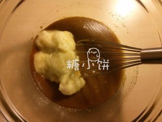 3、香蕉燕麦巧克力软饼,向步骤3搅好的黄油中加入香蕉泥搅匀。