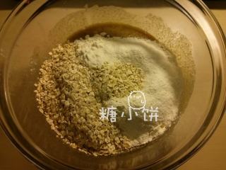 4、香蕉燕麦巧克力软饼,筛入所有粉类，加入燕麦片拌匀。