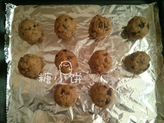 7、香蕉燕麦巧克力软饼,送入预热好175℃的烤箱中上层烤18分钟即可。