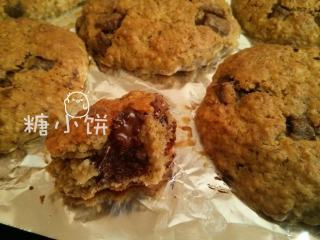 8、香蕉燕麦巧克力软饼,刚出炉的时候掰开，巧克力还是融化状态的，凉后会凝固。