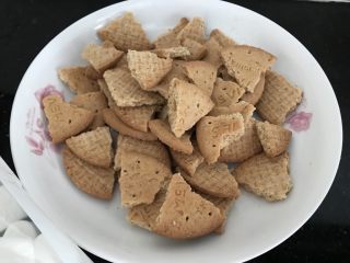 1、雪花酥,饼干太大了,所以我把它掰成小块备用