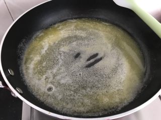 3、雪花酥,加热到完全融化