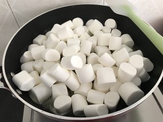 4、雪花酥,倒入棉花糖,收小火!!