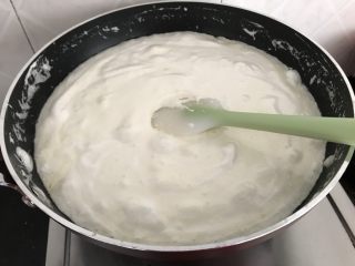 5、雪花酥,慢慢炒至棉花糖开始全部融化