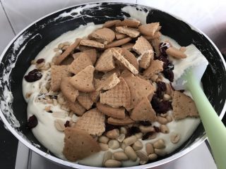 7、雪花酥,加入花生,蔓越莓,饼干