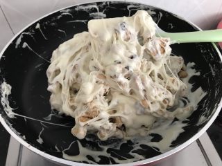 8、雪花酥,快手轻轻翻拌均匀