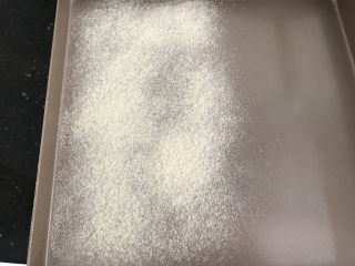 9、雪花酥,不粘烤盘底部先筛一些奶粉,可以防粘也是所谓的“雪花”????