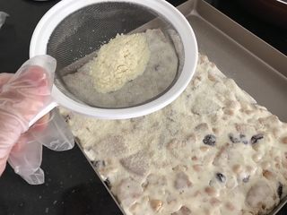 11、雪花酥,表面再筛一层奶粉(雪花)