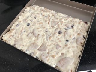 10、雪花酥,把糖团放在烤盘里平铺轻轻压实,厚度看自己喜欢