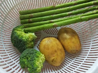1、芦笋土豆泥沙拉,准备食材，土豆，芦笋，西蓝花