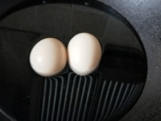 3、芦笋土豆泥沙拉,鸡蛋洗净冷水下锅