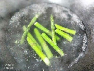13、芦笋土豆泥沙拉,芦笋切大段，锅里水烧开加一点油和盐芦笋烫煮一分钟捞出