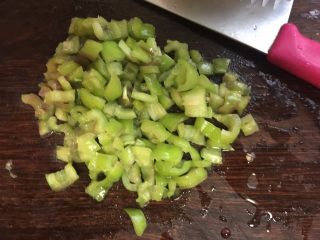 2、三文鱼褐麦饼,青椒切成小丁备用