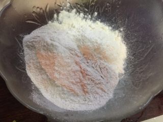3、三文鱼褐麦饼,褐麦粉和中粉放入盆中