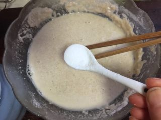 5、三文鱼褐麦饼,加点盐、白胡椒粉和鸡粉拌匀成厚面糊