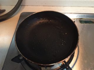 6、三文鱼褐麦饼,小锅中刷上油加热