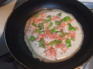8、三文鱼褐麦饼,撒上适量三文鱼和青椒粒