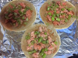 12、三文鱼褐麦饼,撒上三文鱼、青椒粒