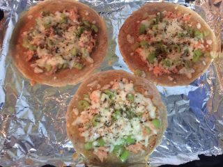 14、三文鱼褐麦饼,放入预热好的烤箱180度烤至芝士融化即可