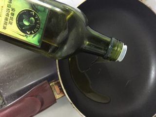 3、简易快手早餐～吐司披萨,锅放少许橄榄油。