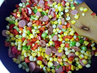 4、简易快手早餐～吐司披萨,下蔬菜丁翻炒片刻，加盐调味后即可。