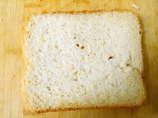 5、简易快手早餐～吐司披萨,准备好吐司片。