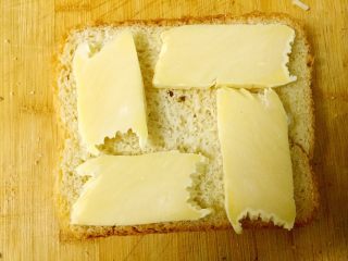 6、简易快手早餐～吐司披萨,铺一层马苏里拉芝士，或者撒一层马苏里拉芝士碎也可以。