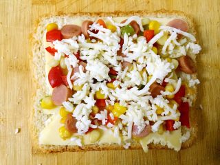 8、简易快手早餐～吐司披萨,撒上一层马苏里拉芝士碎。