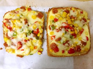 9、简易快手早餐～吐司披萨,烤箱预热，上下火中下层150度烤10分钟，吐司片呈金黄色即可。