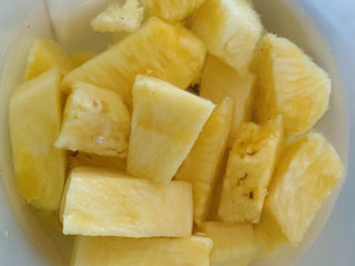 2、菠萝披萨,切块泡盐水