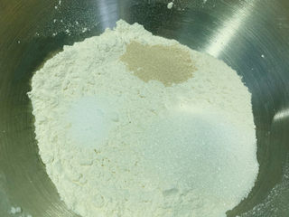 7、菠萝披萨,把酵母粉、盐、糖，加入面粉中