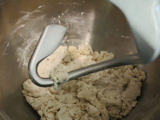 10、菠萝披萨,开启厨师机1档搅拌2分钟，再开3档搅拌5分钟