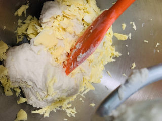 11、菠萝披萨,搅拌成团，暂停，加入黄油，继续开启厨师机3档搅拌5分钟