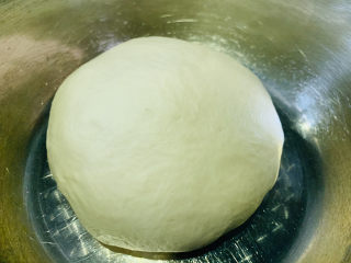 12、菠萝披萨,取出，整理成光滑的面团，放入盆里，盖上保鲜膜，发酵2倍大