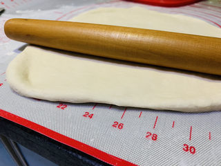 15、菠萝披萨,面团擀成披萨盘大小