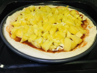 19、菠萝披萨,撒上芝士碎，加菠萝粒