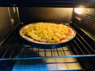 20、菠萝披萨,烤箱预热，上下火200度，中层，烤15分钟