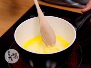 2、让世上没有难做的泡芙,用中火加热，偶尔搅动一下黄油