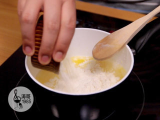 3、让世上没有难做的泡芙,煮沸后加入低筋面粉
