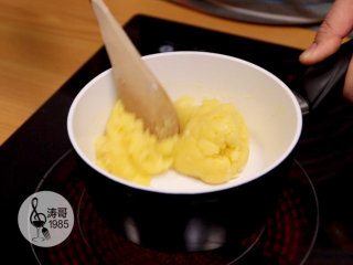 4、让世上没有难做的泡芙,用一个木勺快速搅拌均匀，这个时候火还一直烧着，一边混合均匀，一边就把面团炒熟了