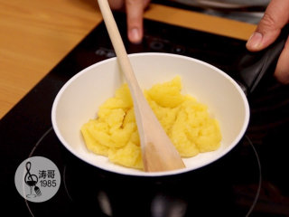 5、让世上没有难做的泡芙,搅拌几分钟，看到面团表面光滑成团就可以关火了