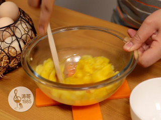 10、让世上没有难做的泡芙,等面团变干了之后，再加入第二个鸡蛋