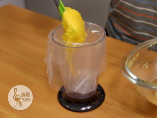 13、让世上没有难做的泡芙,把它装进一个大号一次性裱花袋里