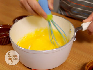 20、让世上没有难做的泡芙,再准备另一个稍大点儿的奶锅，加入鸡蛋、白砂糖和玉米淀粉搅拌均匀