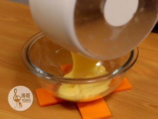 25、让世上没有难做的泡芙,香草味牛奶霜做好后先倒出一半，放在一旁冷却