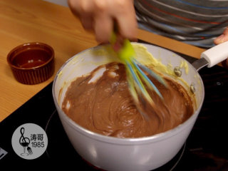 26、让世上没有难做的泡芙,然后在另外一半牛奶霜里加入巧克力来做巧克力味的，一直搅拌让巧克力完全融化就可以关火冷却了