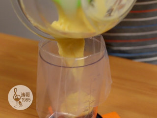 28、让世上没有难做的泡芙,都切好后，把冷却好的牛奶霜分别装进一个大号一次性裱花袋里，然后开始填充